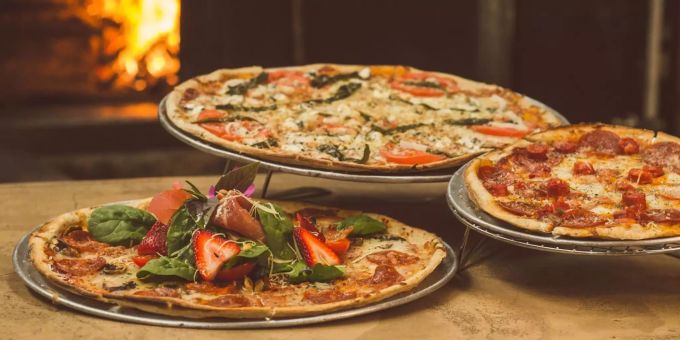Pizza mit Vegan Käse und Fleischalternativen. Vegan Pizza