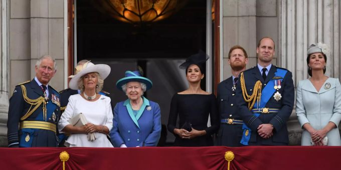 Der britische Thronfolger Prinz Charles (l-r), Herzogin Camilla, die britische Königin Elizabeth II., Herzogin Meghan, Prinz Harry, Prinz William und Herzogin Kate stehen auf dem Balkon des britischen Palastes. Britische Königsfamilie