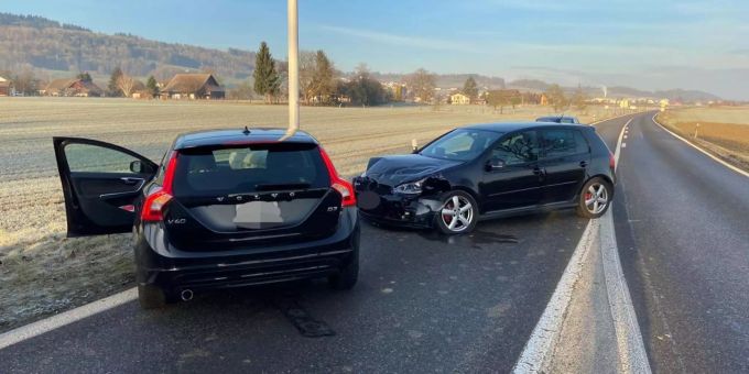 Einer 56-jährigen Autofahrerin ist am Dienstag in Villmergen AG während der Fahrt die Mobiltelefonhalterung heruntergerutscht. Villmergen AG