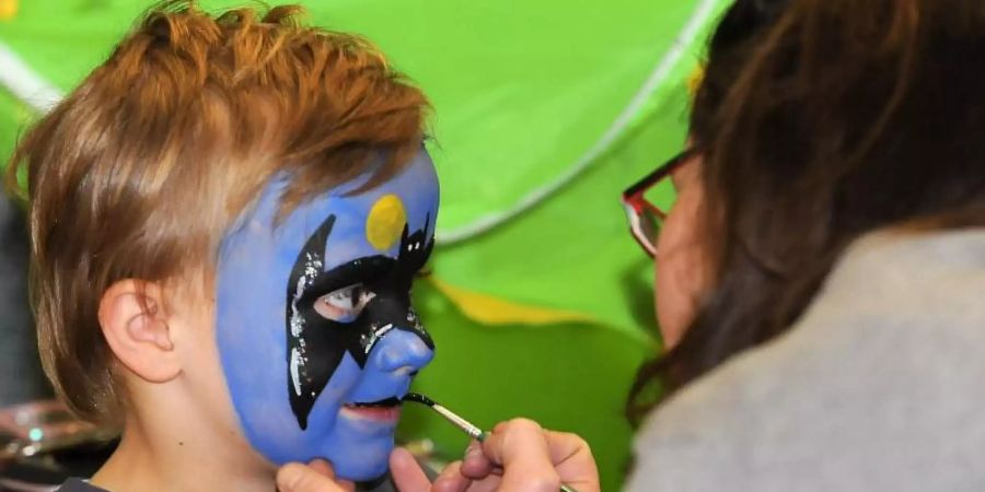 Schoggispiel oder Apfeltauchen reicht nicht mehr: Heute ist an Kindergeburtstagen Animation – wie Schminken – gefragt.