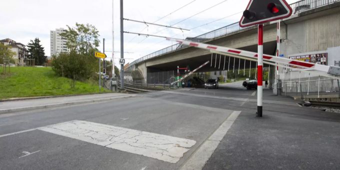 Nach einer Irrfahrt blieb ein Autofahrer auf dem Bahnübergang stehen. (Symbolbild) st. gallen
