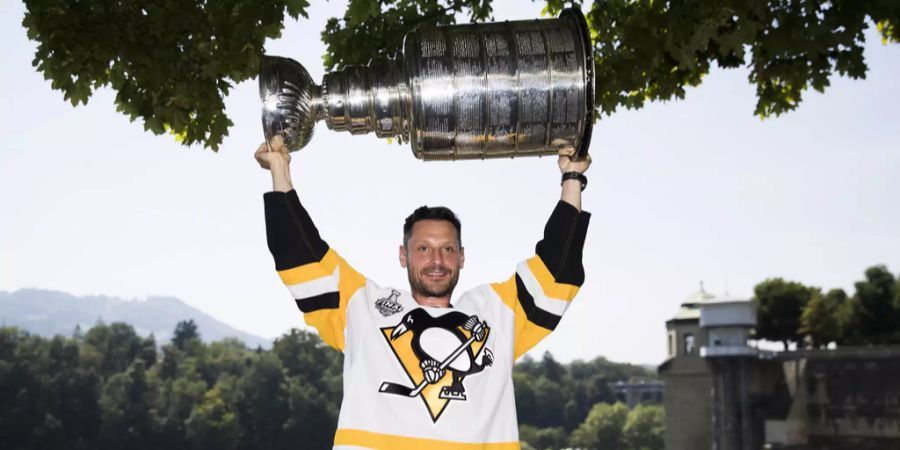 Mark Streit posiert mit der Stanley-Cup-Trophäe in Bern.