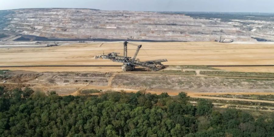 Ein Bagger im Tagebaugebiet nahe des Hambacher Forstes