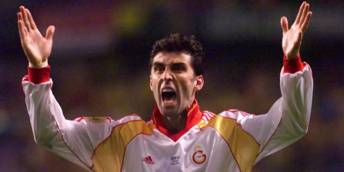 Hakan Sükür nach dem gewonnen Uefa-Cup-Final im Jahr 2000 gegen den FC Arsenal. Hakan Sükür
