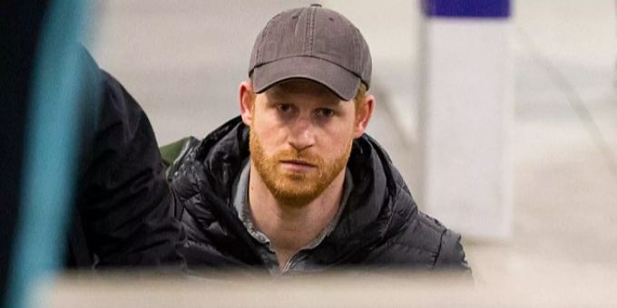 Traurig? - Prinz Harry ist zurück in Grossbritannien