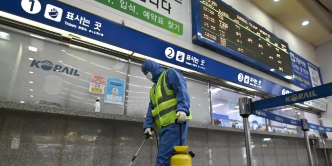 Desinfektionsmassnahmen am Bahnhof von Daegu Desinfektionsmassnahmen am Bahnhof von Daegu