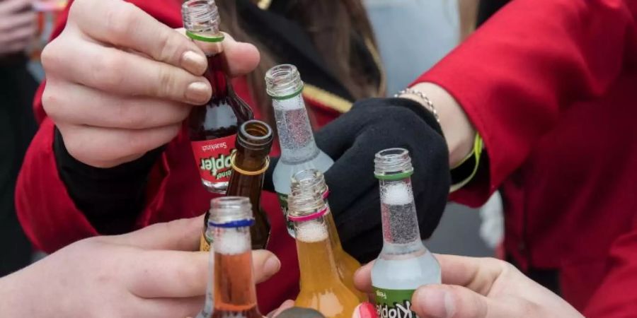 Für viele Karnevalisten gehört Alkohol zum Feiern dazu. Doch die allzu häufig endet das Trinken im Exzess. Foto: picture alliance / Ingo Wagner/dpa