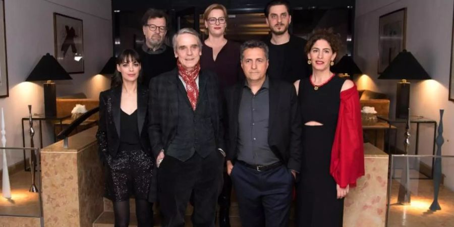 Die Internationale Jury der Berlinale, bestehend aus Berenice Bejo (l-r), Kenneth Lonergan, Jeremy Irons, Bettina Brokemper, Kleber Mendonca Filho, Luca Marinelli und Annemarie Jacir. Foto: Jörg Carstensen/dpa