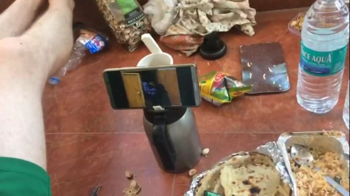 Immerhin etwas frische Luft: Das Paar ist auf dem Balkon und schaut dazu Videos. Indien Quarantäne