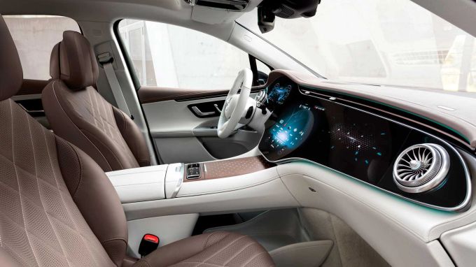 Auch das Interieur des EQE SUV ist mit Arrangement und optionalem Hyperscreen klar als EQ-Familienmitglied zu erkennen Mercedes EQE SUV Hyperscreen