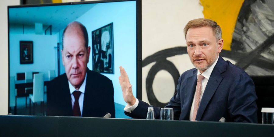 Bundesfinanzminister Christian Lindner (FDP) und Bundeskanzler Olaf Scholz (SPD) sprechen in Berlin über die Ampel-Pläne zur Energiekrise.