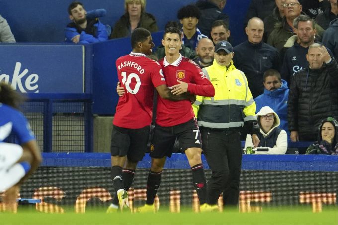 Marcus Rashford feiert mit Cristiano Ronaldo dessen Tor zum 2:1 gegen Everton in der Premier League. Manchester United Ronaldo Everton