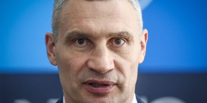 Kiews Bürgermeister Vitali Klitschko warnt vor weiteren Raketenangriffen. ukraine krieg