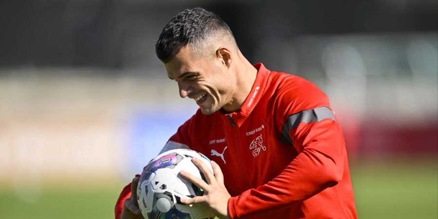 Granit Xhaka hat sichtlich Spass im Training der Nati.