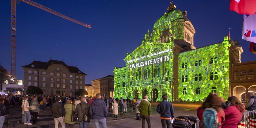 Trotz drohender Strommangellage soll das Lichtspektakel am Bundeshaus auch in diesem Jahr stattfinden. An einem Abend soll es jedoch dunkel bleiben. (Archivbild)