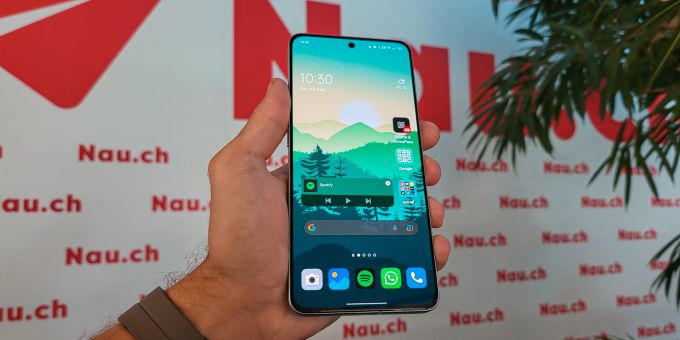 Auch wenn er ganz flach ist, kommt der Screen auf dem Reno8 Pro zumindest mit dünnen Rändern. Oppo Reno8 Pro