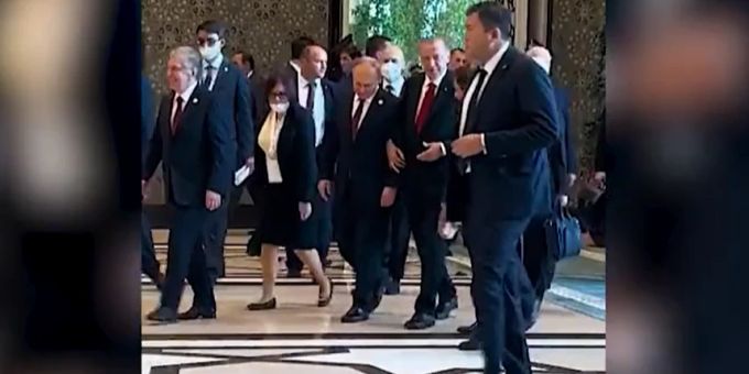 Wirbel wegen Video - Warum lässt sich Putin hier von Erdogan stützen?