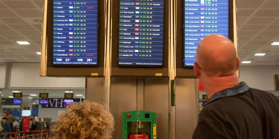 Passagiere auf Flughafen auf Teneriffa