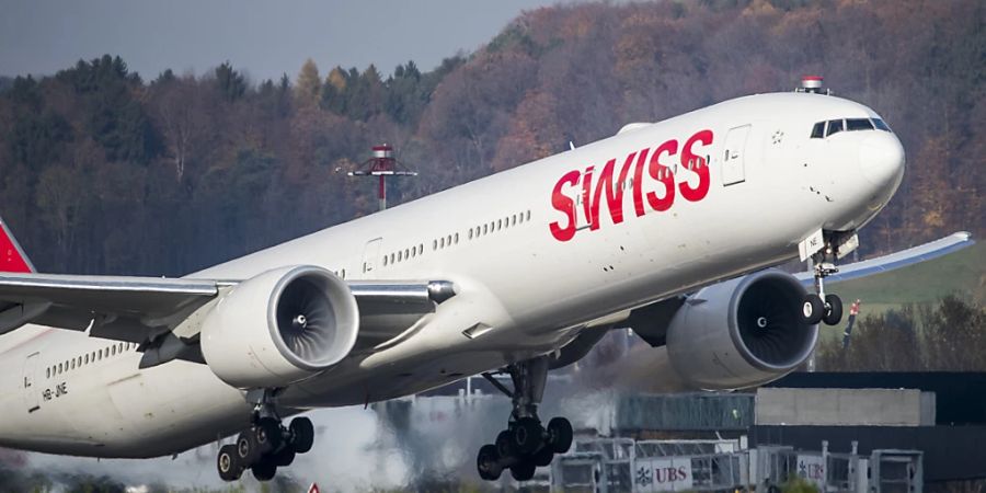 Der Schweizer Reise-Verband (SRV) einigt sich mit der Swiss im Streit um Entschädigungen für den Mehraufwand wegen zahlreicher kurzfristiger Flugabsagen im Sommer. Die Airline zahlt den Reisebüros nun eine «Dankesprämie» von 10 Franken pro betroffenen Flug-Coupon. (Archivbild)