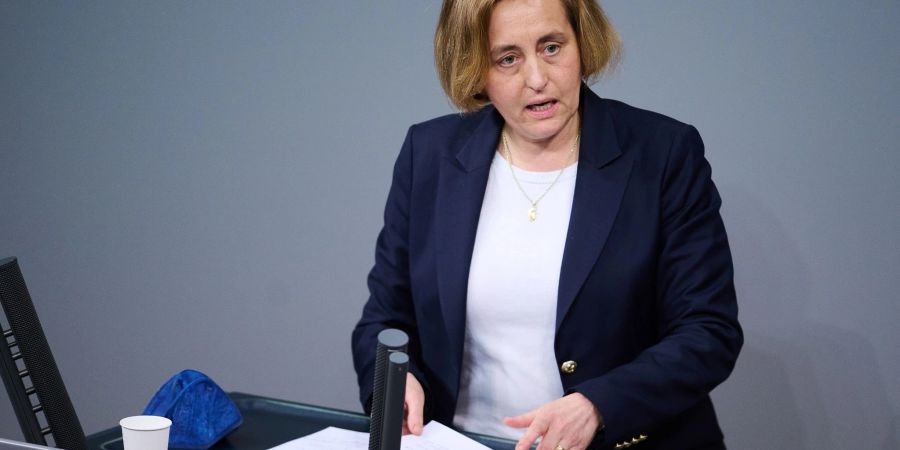 Hat Karl Lauterbach bei der Berliner Polizei wegen eines Verstosses gegen Paragraf 164 des Strafgesetzbuches angezeigt: Beatrix von Storch.