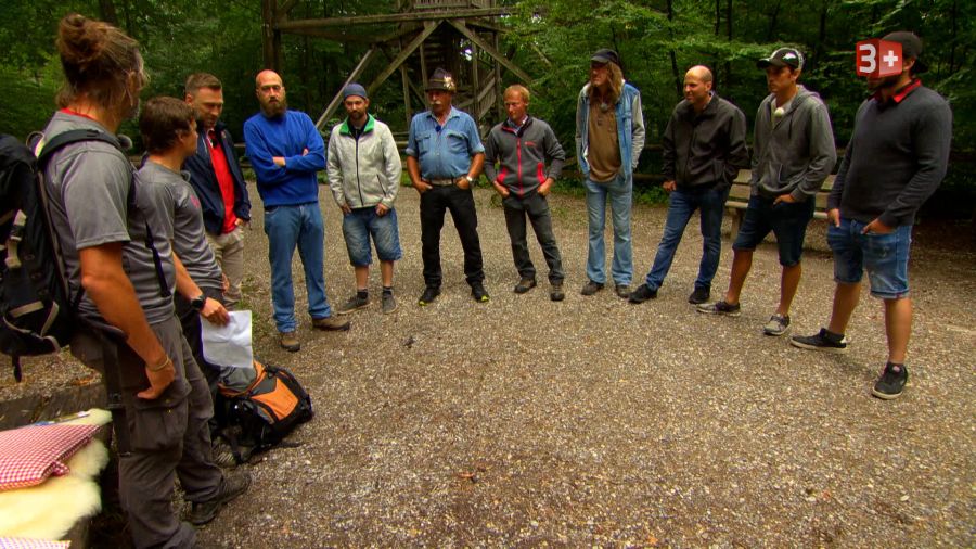 Marco Fritsche trommelt die Bauern im Wald zusammen.