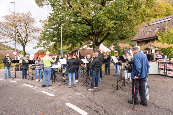 Die Musikgesellschaft Asp sorgt für gute Stimmung.