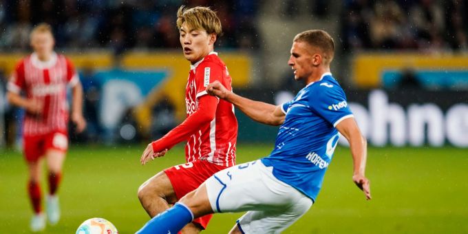 Hoffenheims Grischa Prömel (r) kommt in der Bundesliga vor Freiburgs Ritsu Doan an den Ball. Bundesliga Hoffenheim Freiburg