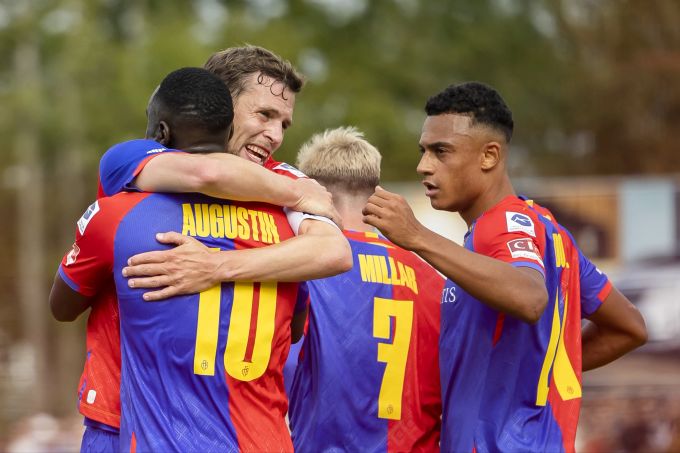 Die Spieler des FC Basel feiern das Tor zum 1:1 durch Jean-Kevin Augustin gegen den FC Aarau. FC Aarau FC Basel