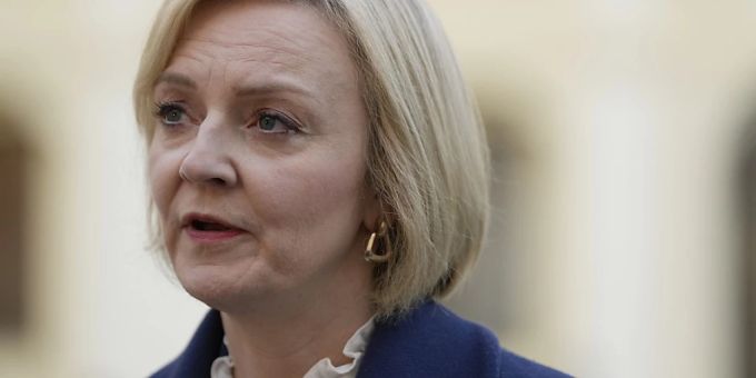 Liz Truss, Premierministerin von Grossbritannien, gibt eine Presseerklärung nach einem Treffen der Europäischen Politischen Gemeinschaft auf der Prager Burg in Prag ab. Foto: Alastair Grant/Pool AP/dpa Liz Truss, Premierministerin von Grossbritannien, gibt eine Presseerklärung nach einem Treffen der Europäischen Politischen Gemeinschaft auf der Prager Burg in Prag ab. Foto: Alastair Grant/Pool AP/dpa