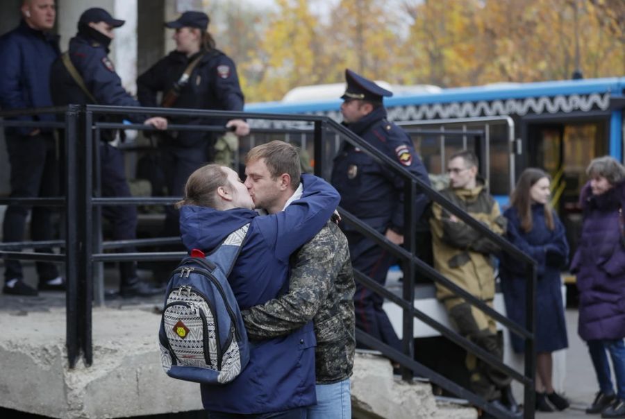 Zivilisten in den jeweiligen Gebieten könnten mobilisiert werden, wie Russland-Experte Ulrich Schmid auf Anfrage von Nau.ch erklärt. Im Bild: Ein russischer Reservist verabschiedet sich, bevor er in den Ukraine-Krieg eingezogen wird.