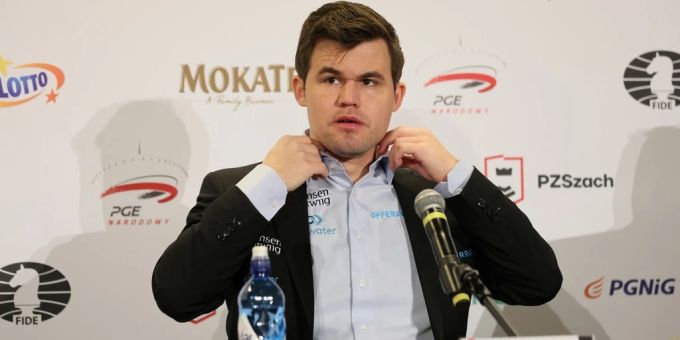 Magnus Carlsen, Weltmeister im Schach, bei einer Pressekonferenz. Magnus Carlsen Schach.