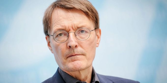 Der Gesundheitsminister will mit den verschärften Corona-Regeln auch einen «Beitrag zur Stabilität» in einer «krisenhaften Situation» leisten. Der Gesundheitsminister will mit den verschärften Corona-Regeln auch einen «Beitrag zur Stabilität» in einer «krisenhaften Situation» leisten.