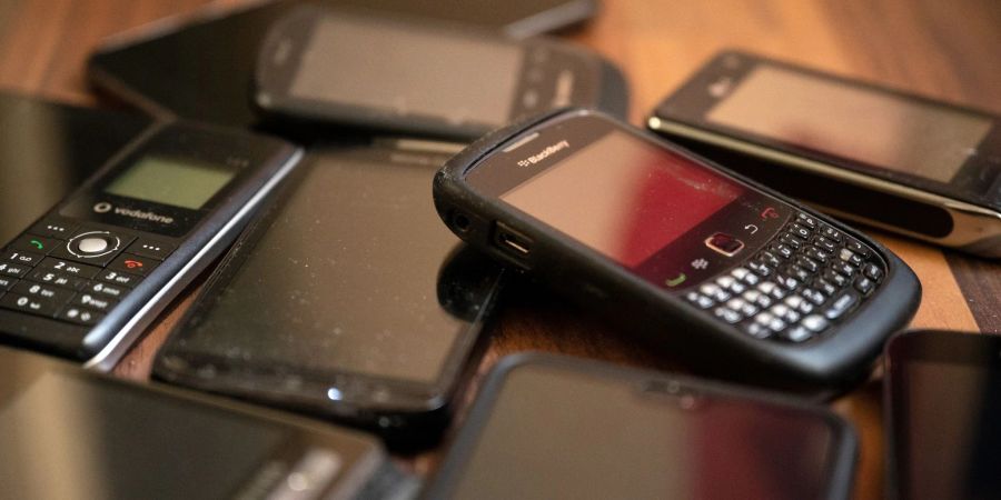 Ungenutzte Handys. Von den rund 16 Milliarden Mobiltelefonen weltweit werden nach Schätzungen in diesem Jahr etwa 5,3 Milliarden zu Abfall.