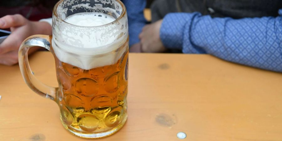 Eine Mass Bier steht im Hofbräuzelt auf einem Tisch.