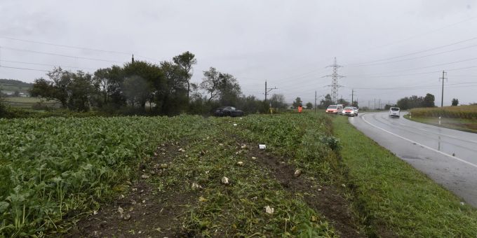 Endlage Unfallfahrzeug und Spuren in Rübenfeld Raserunfall in Sünikon