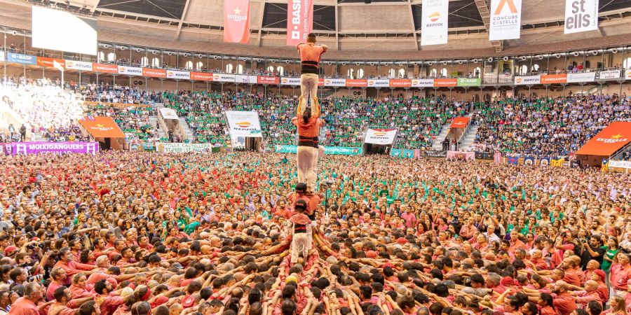 Teilnehmerinnen und Teilnehmer nehmen am zweiten Tag des Wettbewerbs der «Castells» (Menschenpyramiden) in Katalonien teil.