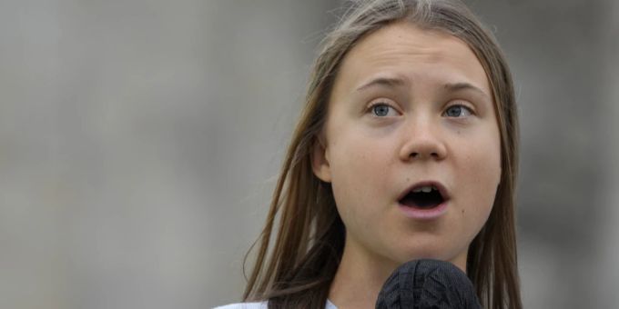 Greta Thunberg schläft auf dem Sofa ihrer Wohngemeinschaft. greta thunberg