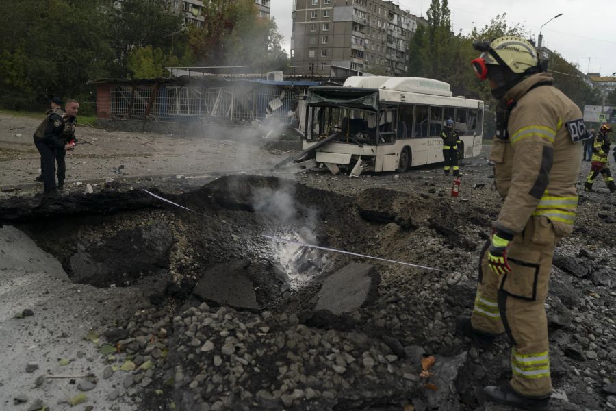 Auch in Dnipro hinterlassen Raketen am Montag Krater in ziviler Infrastruktur. (AP Photo/Leo Correa, File)