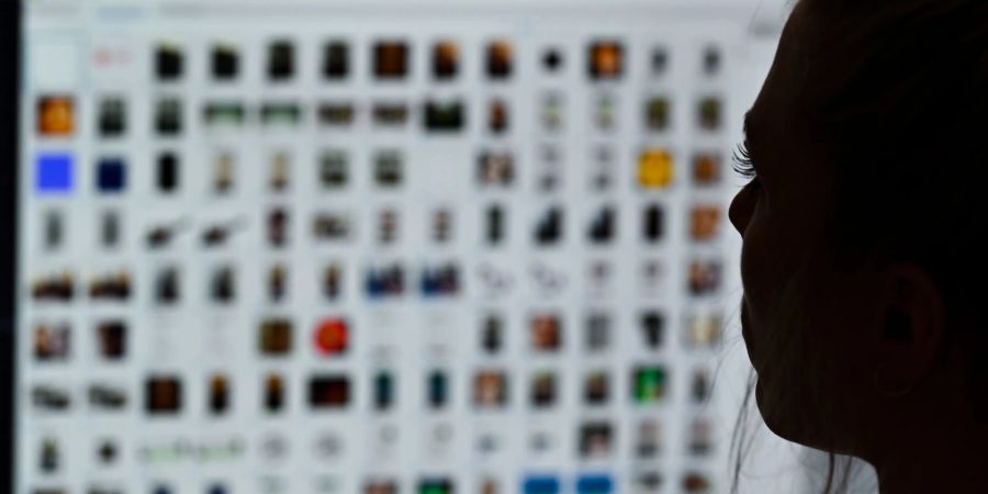 Eine Kriminaloberkommissarin sitzt vor einem Auswertungscomputer bei Ermittlungen gegen Kinderpornografie und sexuellem Missbrauch.