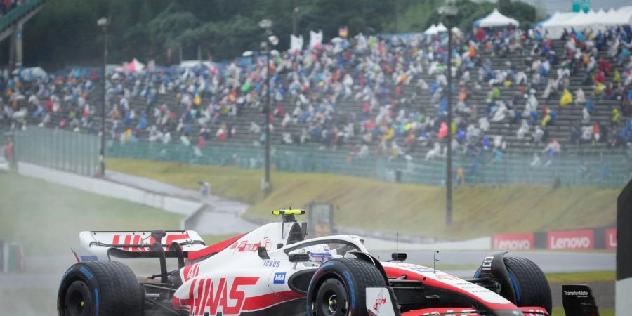 Der deutsche Formel-1-Pilot Mick Schumacher steuert den Haas-Boliden über die Strecke.