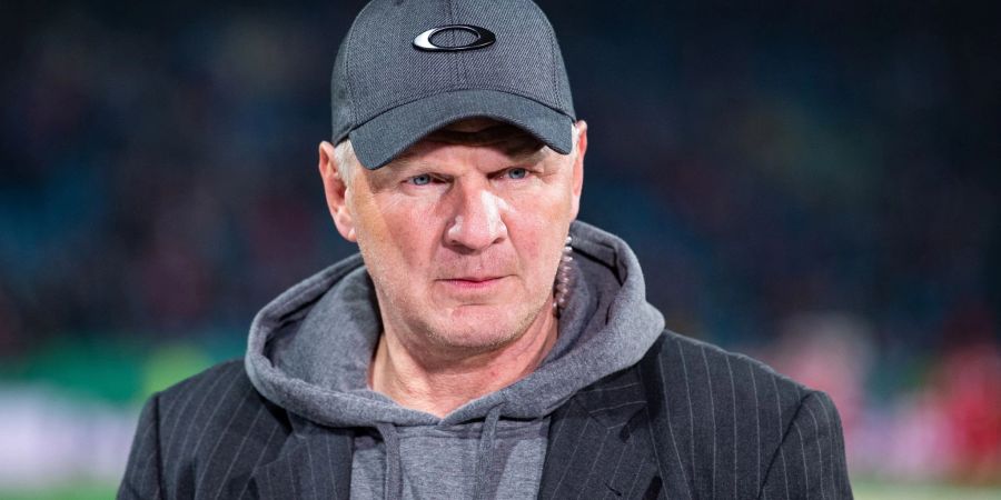 Der frühere Nationalspieler Stefan Effenberg steht als TV-Experte an der Seitenlinie.