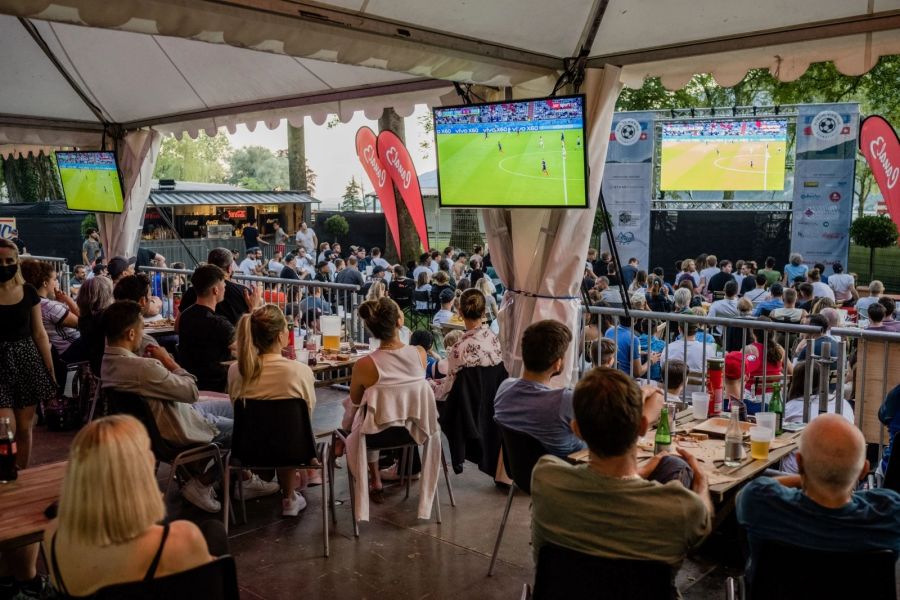 Beim Public Viewing in Nidau hätte man täglich zehn Stunden Fussball gezeigt – und ein grosses Zelt geheizt.