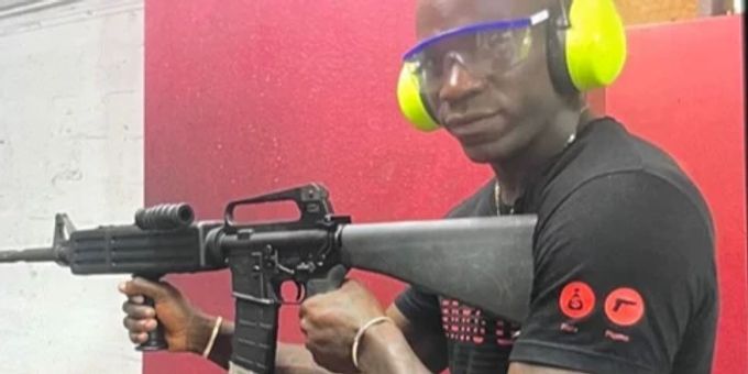 Mario Balotelli zeigt sich auf Instagram mit einem Sturmgewehr. Mario Balotelli