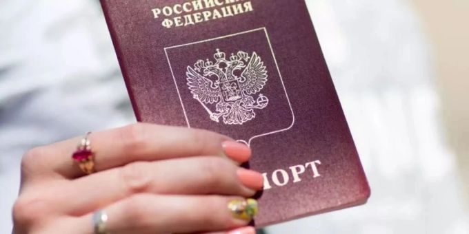Die EU-Kommission betont mögliche Sicherheitsrisiken beim Umgang mit russischen Kriegsdienstverweigerern. (Symbolbild) Russischer Pass