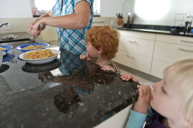 Einige Familien stellen lieber eine Tagesmutter ein, als ihre Kinder in die Kita zu schicken. Pflegefamilie familienergänzende Kinderbetreuung