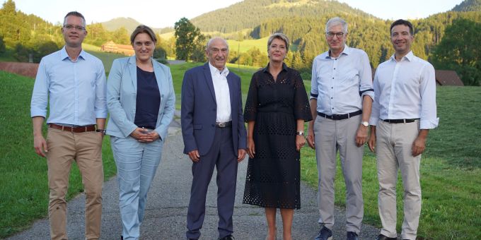 Matthias Tischhauser (Kantonsrat, Nationalratskandidat), Monika Gessler (Präsidentin FDP AR), Hans-Rudolf Merz (alt Bundesrat), Bundesrätin Karin Keller-Sutter, Paul Signer (alt Regierungsrat), Ständerat Andrea Caroni fdp ar