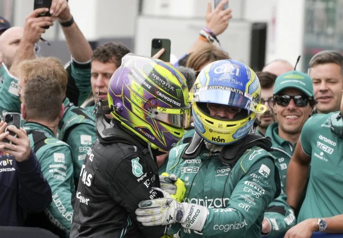 Mit Lewis Hamilton und Fernando Alonso hat Adrian Newey nie zusammengearbeitet. Formel 1 Alonso Hamilton