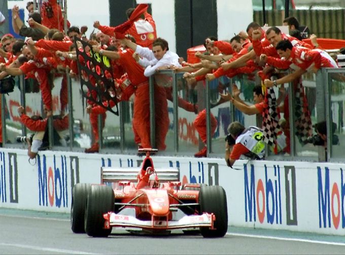 Beim Frankreich-GP 2002 wurde Michael Schumacher schon sechs Rennen vor dem Saisonende Weltmeister – das ist Rekord. Michael Schumacher Ferrari 2002