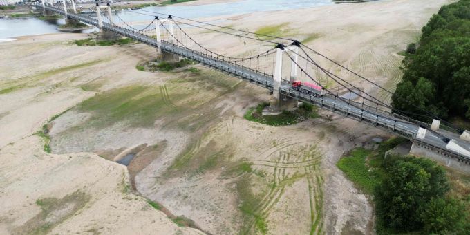 Die Loire in Saint-Georges-sur-Loire, Westfrankreich: Im August war das Flussbett ausgetrocknet. frankreich wasser