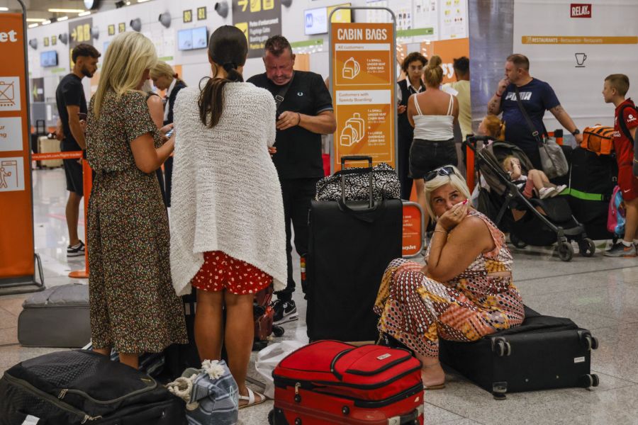 Passagiere warten auf ihren Rückflug in Mallorca.